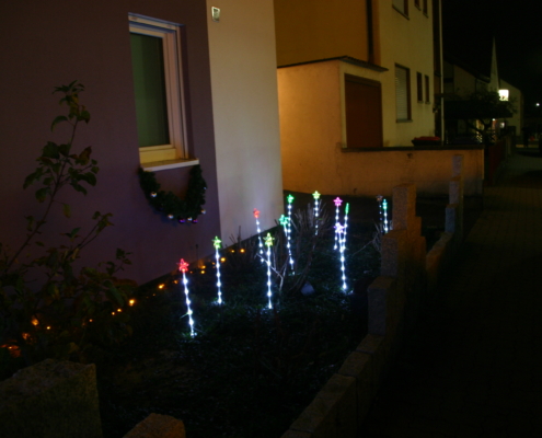 Die Sterne im Vorgarten des Weihnachtshaus Neureut 2013